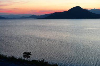 Gün batımından sonra göldeki gökyüzü.