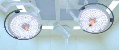 operasyon odasında iki ameliyat lambaları.