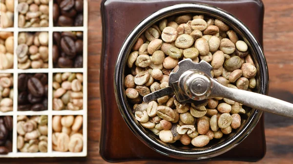 背景用研削盤でのコーヒー豆のクローズ アップ — ストック写真