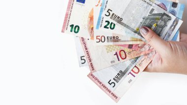 Banknotun kapatılması beyaz arkaplanda izole edildi