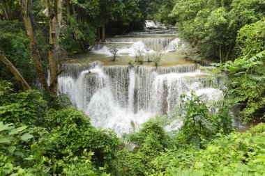 Tayland ormanlarında taşlı güzel bir şelale.