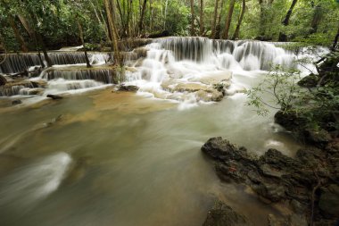 Tayland ormanlarında taşlı güzel bir şelale.