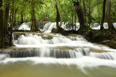 Tayland ormanlarında taşlı güzel bir şelale.