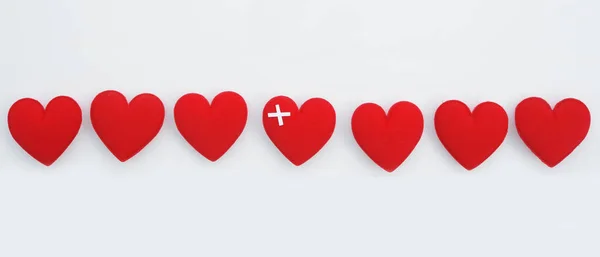 Primer Plano Del Corazón Rojo Aislado Sobre Fondo Blanco —  Fotos de Stock