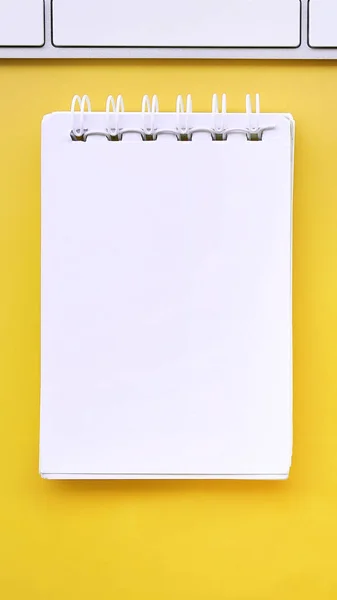 Közeli Ból Notebook Sárga Háttér — Stock Fotó
