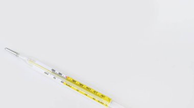 Tıbbi termometreyi kapatın. Beyaz arkaplanda izole edilmiş.