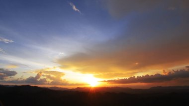Dağlarda güzel bir gün batımı.