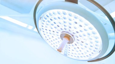 Ameliyat odasındaki cerrahi lambalar. Resim ışıklandırması ve mavi filtreli.