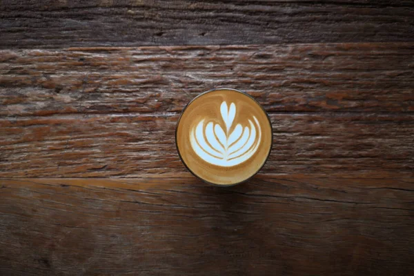 Eine Tasse Latte Art Kaffee Auf Hölzernem Hintergrund — Stockfoto