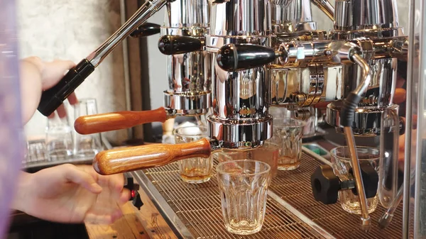 Nahaufnahme Einer Kaffeemaschine Die Eine Tasse Kaffee Zubereitet — Stockfoto