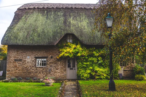Casa de alvenaria velha na temporada de outono — Fotografia de Stock