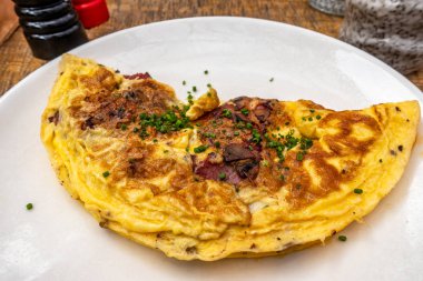 Kahvaltılık yemek - Beyaz tabakta etli, peynirli, soğanlı omlet