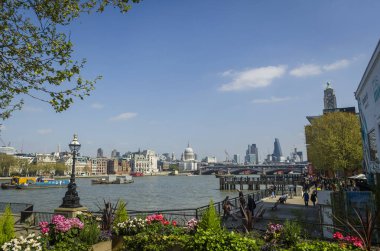 Ön planda Thames Nehri ile Londra Skyline Şehir