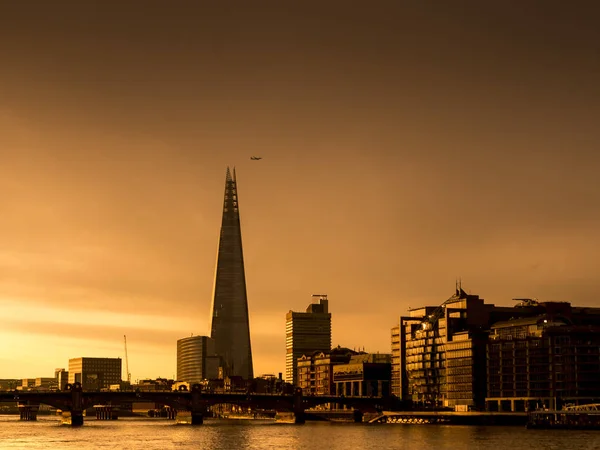 Shard Binası ve Thames Nehri üzerinde gün doğumu, Londra.