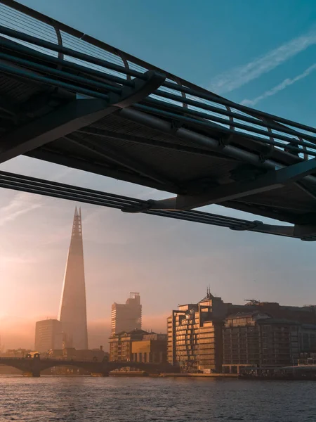 Shard Binası ve Thames Nehri üzerinde gün doğumu, Londra.