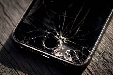 Londra, İngiltere - 11 Eylül 2015: Apple Iphone 5s with a Broken Screen, The iPhone ilk kez 29 Haziran 2007 'de yayınlandı..