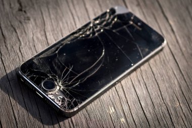 Londra, İngiltere - 11 Eylül 2015: Apple Iphone 5s with a Broken Screen, The iPhone ilk kez 29 Haziran 2007 'de yayınlandı..