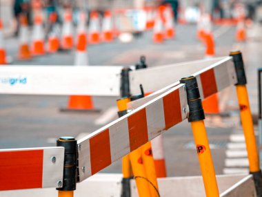 Londra, İngiltere - 27 Mayıs 2018: Carriageway onarımı nedeniyle işlek Londra caddesinde yol çalışmaları.