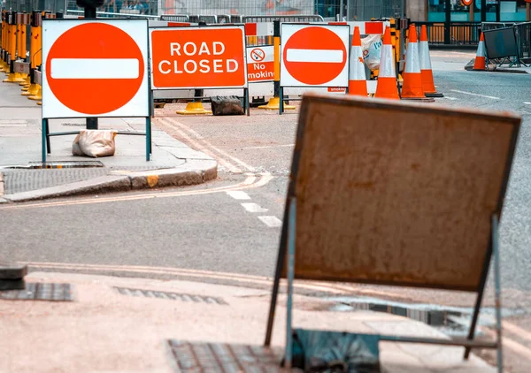 Londra, İngiltere - 27 Mayıs 2018: Yoğun Londra caddesinde tamirat nedeniyle Giriş ve Yol Kapalı İşaretler Yok.