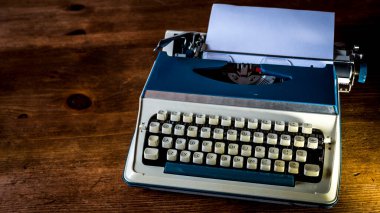 Masadaki daktiloyu kapat