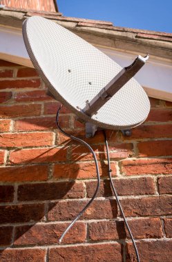 Kırık Televizyon Uydu Çanağı House 'un yanında