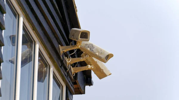 Bir binadaki CCTV kameraları, Camber Sands, Camber, Doğu Sussex, İngiltere.