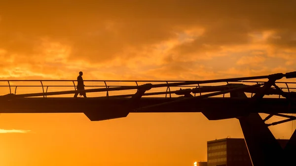 Frühmorgendlicher Sonnenaufgang Über Der Millennium Bridge Während Menschen Zur Arbeit — Stockfoto