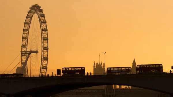 The Millennium Wheel ve Waterloo Köprüsü üzerinde gün batımı, Londra, İngiltere,