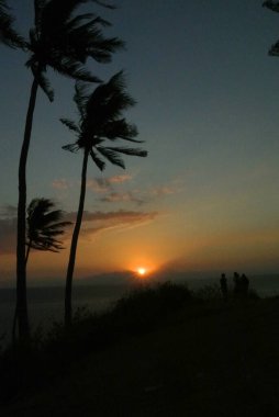 Malimbu Tepesi, Lombok 'ta Senggigi' de günbatımının keyfini çıkarmak için en iyi yerlerden biri olarak bilinen bir kıyı manzarasıdır. Ana tepe, Gili Adaları 'na doğru okyanusa bakan dağınık palmiye ağaçları ile kaplı çimenli bir açıklıktır..