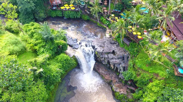 特根根瀑布 Tegenungan Waterfall 是印度尼西亚巴厘岛Ubud不远处的瀑布 它被归类为小型瀑布 水从15米高的悬崖上掉了下来 — 图库照片