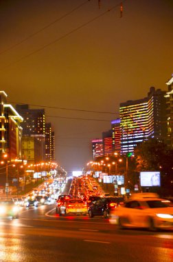 Moskova 'daki Novyi Arbat' ta arabalar, halatlar, kırmızı lambalarla dolu.