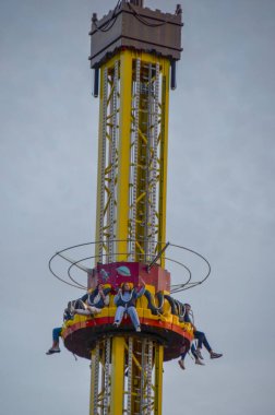 Eğlence parkı, serbest düşüş kulesindeki insanlar.