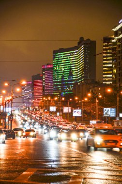 Novyi Arbat Moskova 'da gece arabaları, bağları, kırmızı lambaları ile