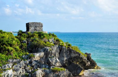 Güzel bir okyanus manzarası, antik şehir Tulum, Maya medeniyeti. Yucatan. Meksika.