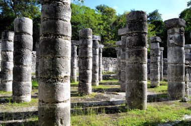 Savaşçılar Tapınağı ve antik Maya şehri Chichen Itza 'da binlerce koldan oluşan bir grup. Yucatan. Meksika.
