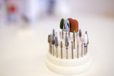 Manikür ve pedikür için tırnak dosyaları masaya.