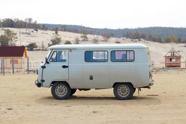 Irkutsk, Rusya - 09 Nisan 2018: Gri van, kum, buz ve zorlu yol, Baykal Gölü, Irkutsk, Sibirya, Rusya Olkhon adada kullanarak çalıştırabileceğiniz bir ortak ulaşım