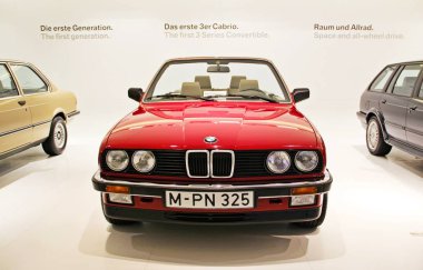 München, Almanya - 12 Nisan 2012: Koyu kırmızı klasik BMW Bmw Welt Münih, Almanya, görüntüleme