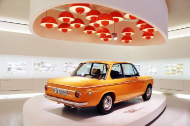 Münih, Almanya - 12 Nisan 2012: Ekran Bmw 2002 Ti, arka yüzünde yıl 1968 Bmw Welt Munich, Almanya