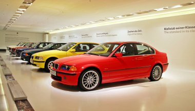 München, Almanya - 12 Nisan 2012: Satır Bmw Welt Münih, Almanya, Bmw Hall üretimi gösterir 
