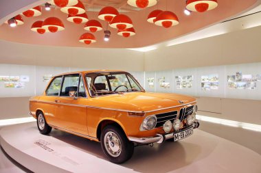 München, Almanya - 12 Nisan 2012: Bmw 2002 Ti görüntü yıl 1968 Bmw Welt Munich, Almanya