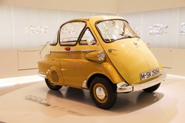 München, Almanya - 12 Nisan 2012: Sarı Bmw Isetta, yıl 1955 Bmw Welt Münih, Almanya, ekran