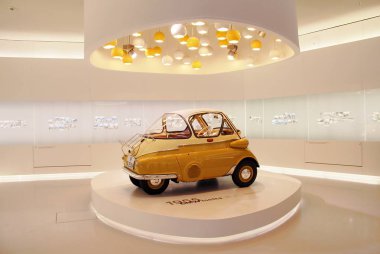 München, Almanya - 12 Nisan 2012: Sarı Bmw Isetta, yıl 1955 Bmw Welt Münih, Almanya, ekran