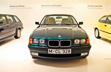 München, Almanya - 12 Nisan 2012: Yeşil Bmw 325, yıl 1996 Münih, Alman Bmw Welt, görüntüleme