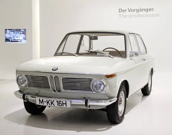 Münih, Almanya - 12 Nisan 2012: Bmw 1600 ekran sınıf coupe, yıl 1966 Bmw Welt Munich, Almanya
