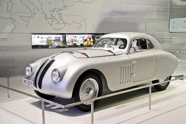 Münih, Almanya - 12 Nisan 2012: Ekran Bmw 328, yıl 1936 Bmw Welt Munich, Almanya