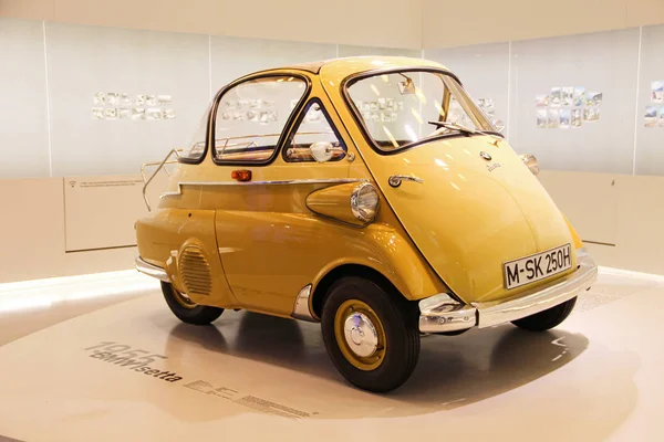 München, Almanya - 12 Nisan 2012: Sarı Bmw Isetta, yıl 1955 Bmw Welt Münih, Almanya, ekran
