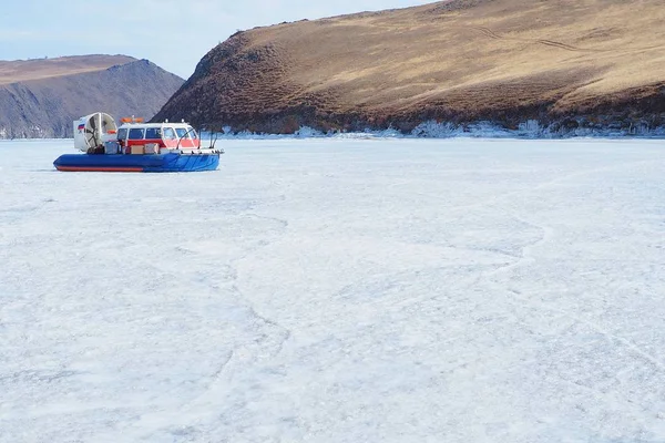 Hovercraft Waarop Witte Ijs Baikal Lake Late Winter Naast Grote — Stockfoto