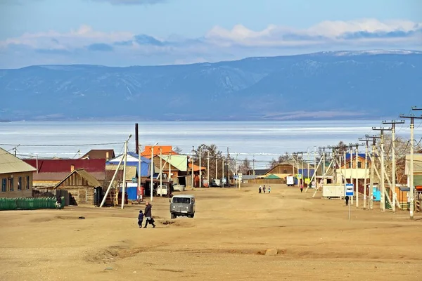 Olkhon Adası panorama dağlık manzaralı Khuzhir şehrin merkezinde şehir / büyük toprak yol geç kış baykal gölde buz Khuzhir
