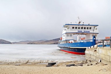 Irkutsk, Rusya: 10 Nisan 2018: Baykal Gölü Parklar iskelede kışın geçiş için Russain tekne